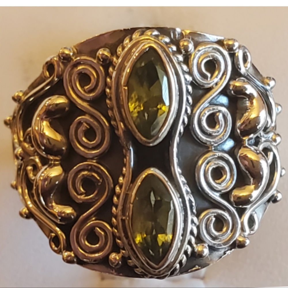 Genuine 2ct Peridot Ring Size 7.5 - Picture 1 of 8